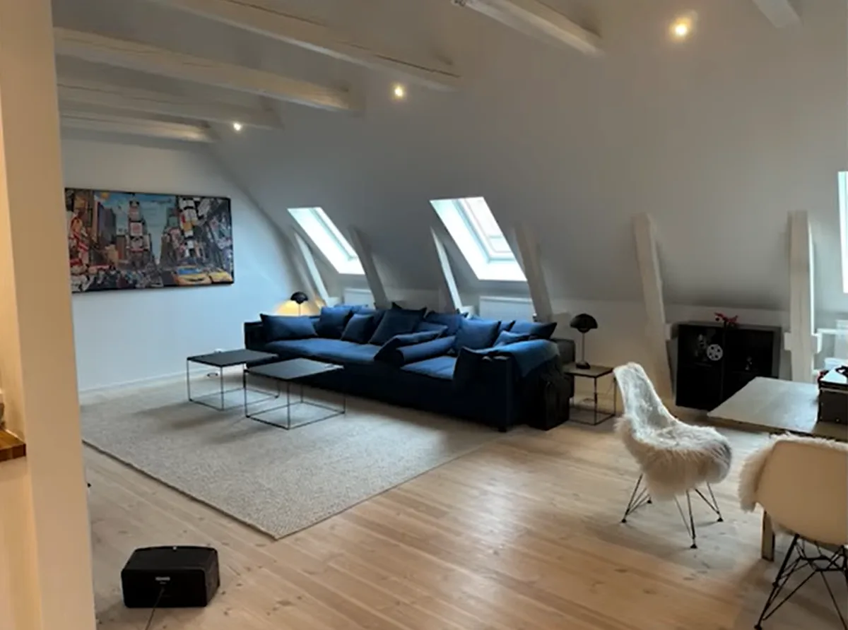 Salon sous combles avant et après retouche par l'IA
